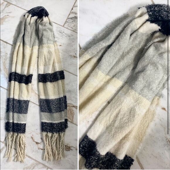 White plaid scarf - Picture 2 of 2